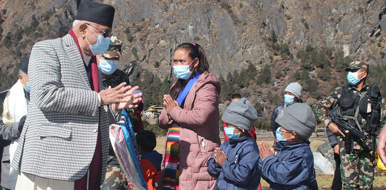 सोमबार ताप्लेजुङको फक्ताङलुङ गाउँपालिका–६ घुन्सास्थित सामुदायिक स्वास्थ्य इकाइको भवन उद्घाटनका क्रममा पुगेका प्रधानमन्त्री केपी शर्मा ओलीलाई स्वागत गर्दै स्थानीय बालबालिका। तस्बिर : रासस